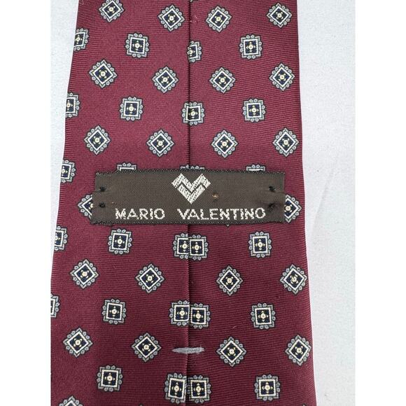 Mario Valentino Tie Men's Red 100% Italian Silk Necktie w/‎ Geometric Pattern - Picture 3 of 4